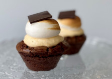Emily Rose (fransk chokoladebund med passionsfrugtmousse)